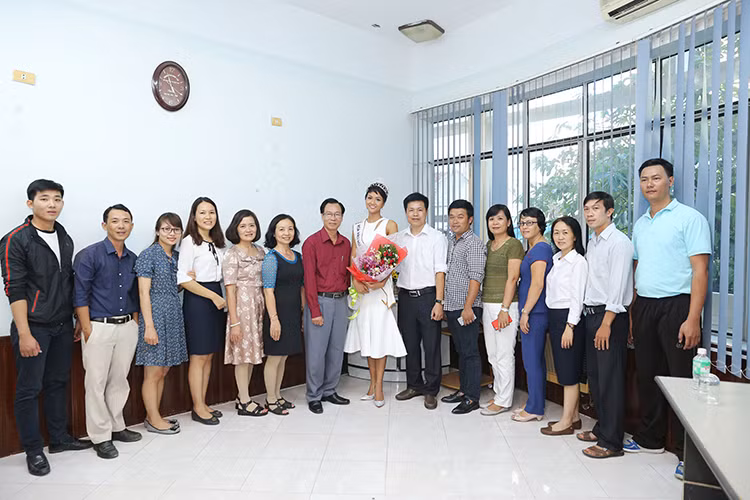 Người đẹp sinh năm 1992 chụp ảnh kỷ niệm cùng các thầy cô tại ngôi trường cũ.