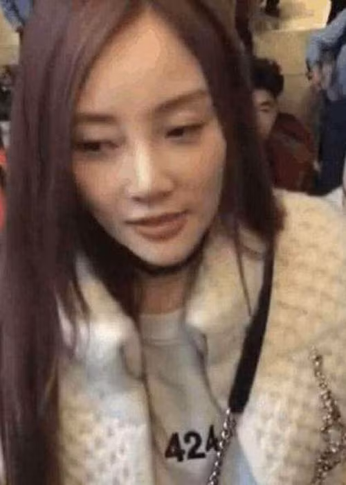 Giữa ồn ào, Lý Tiểu Lộ lên tiếng cô ở nhà của PGone cùng một số người bạn và không có chuyện ngoại tình với PGone.