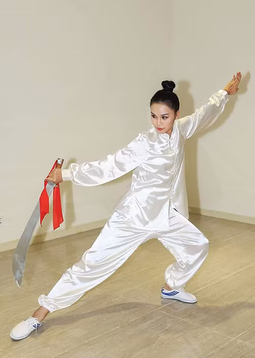 Người đẹp sinh năm 1997 có tài múa đao.