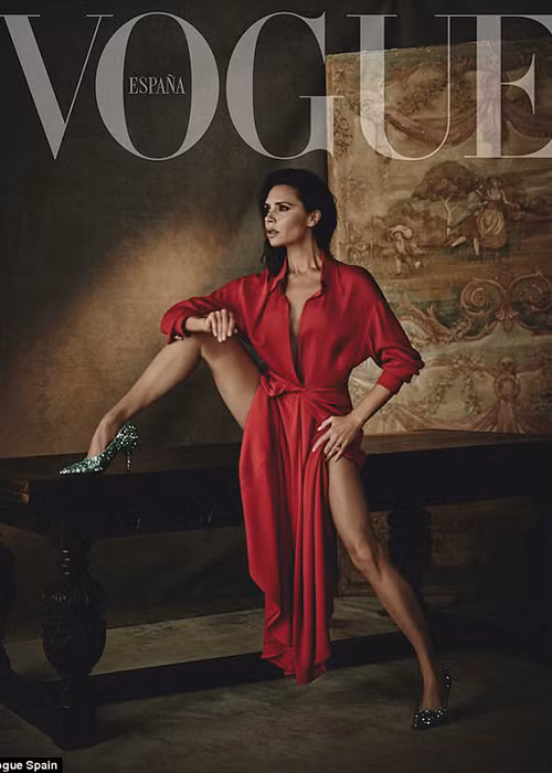 Ở một bức ảnh khác, Victoria Beckham tự tin khoe chân dài, eo thon khi diện chiếc váy tông đỏ rực rỡ.