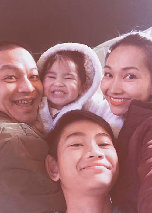 Sau cuộc hôn đầu tiên sóng gió, mỹ nhân Việt sinh năm 1982 tái hôn với Andy. Hiện, nữ diễn viên định cư ở Mỹ cùng chồng, con trai và con gái.