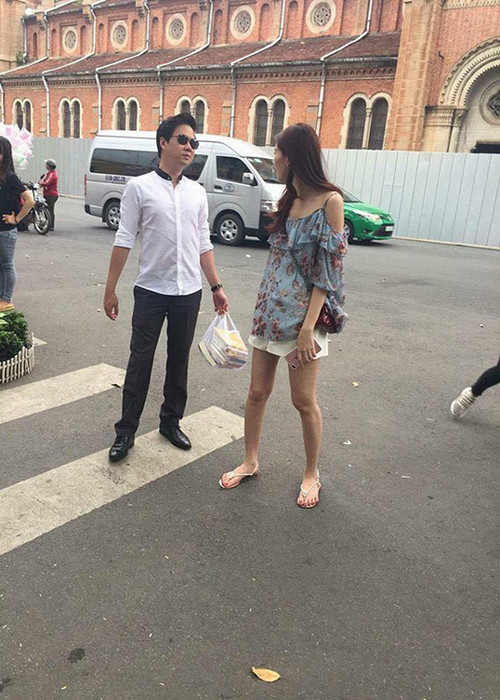 Sau đám cưới, Đặng Thu Thảo được bắt gặp đi mua sách cùng ông xã. Cả hai ăn mặc giản dị. Ảnh: Giadinhvaxahoi