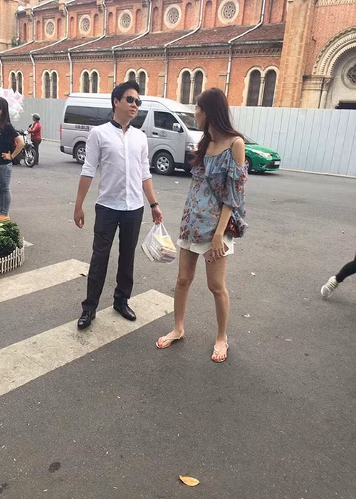 Sau đám cưới, Đặng Thu Thảo được bắt gặp đi mua sách cùng ông xã. Cả hai ăn mặc giản dị. Ảnh: Giadinhvaxahoi