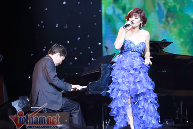 Ngọc Anh 3A và nhạc sĩ Phú Quang vốn có mối quan hệ thân thiết. Chính ông là người lăng xê cô từ thời mới vào nghề. Ảnh: Vietnamnet