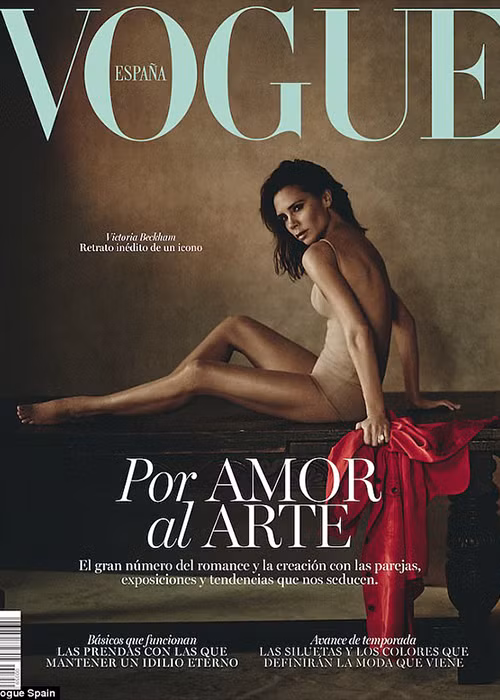 Ba bức ảnh của Victoria Beckham trên bìa tạp chí Tây Ban Nha vừa được chia sẻ. Trong ảnh, bà xã của David Beckham khoe vóc dáng thon gọn trang phục màu da người.