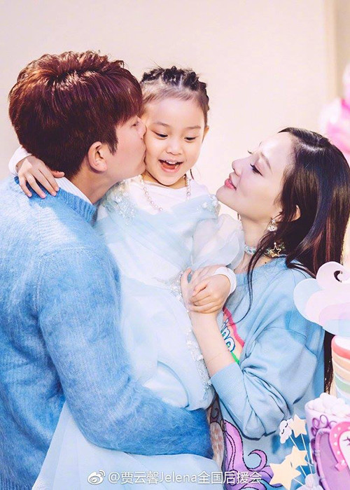 Vân Hinh được bố mẹ hết mực yêu thương. Trong ảnh, cô nhóc hạnh phúc đón sinh nhật lần thứ 5 bên bố mẹ.