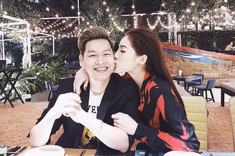 Hoa hậu Kỳ Duyên không ngần ngại hôn má quản lý truyền thông của mình. “Chúc mừng sinh nhật "Mình của em". Dù năm tháng có qua đi thì em bé hãy vẫn tươi xanh tuổi 20 bên cạnh suốt cuộc đời nhé. Mãi yêu”, Kỳ Duyên còn viết.