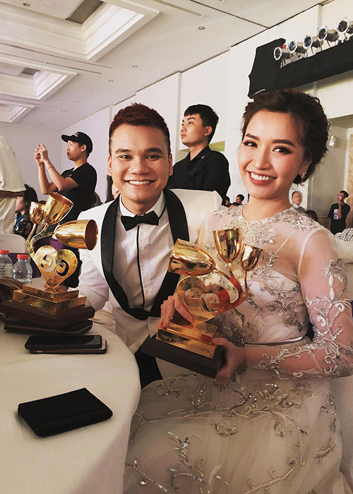Khắc Việt chia sẻ: “Già rồi mà lớ ngớ vẫn đoạt giải, chúc mừng Bích Phương với giải thưởng MV của năm”.