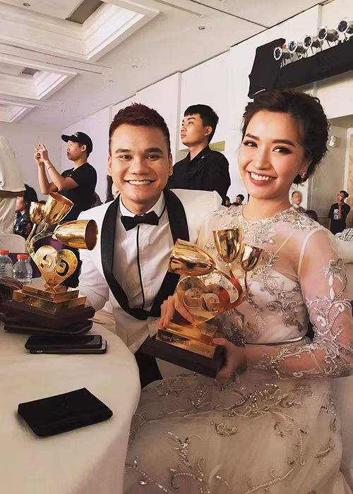 Khắc Việt chia sẻ: “Già rồi mà lớ ngớ vẫn đoạt giải, chúc mừng Bích Phương với giải thưởng MV của năm”.