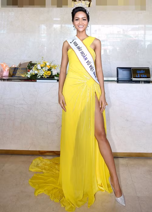 Tại một sự kiện, H’hen Niê khoe vẻ gợi cảm trong thiết kế xẻ một bên chân nữ tính. Ảnh: Thethaovanhoa