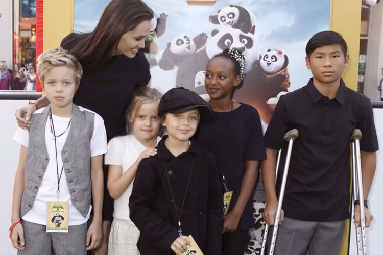 Xuất hiện tại buổi ra mắt phim Kung Fu Panda 3 năm 2016, Shiloh gây ấn tượng bởi mái tóc ngắn mới cắt.