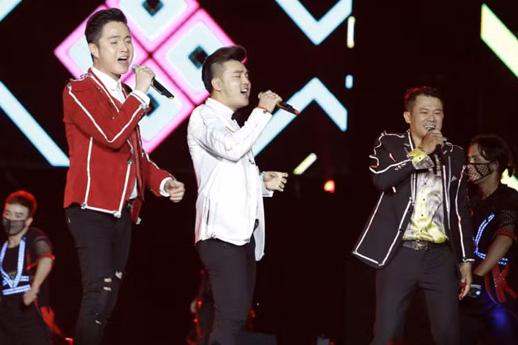 Ba thành viên nhóm nhạc 1088 – Ưng Hoàng Phúc, Nhật Tinh Anh, Vân Quang Long hiếm hoi tái hợp trên sân khấu. Cả ba tái hiện lại thời hoàng kim với liên khúc "Muộn màng".