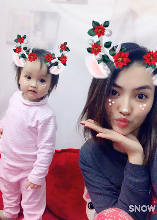 Tháng 10/2016, Hồng Quế hạ sinh con gái đầu lòng nhưng quyết giấu danh tính bố của bé. Ảnh: FBNV