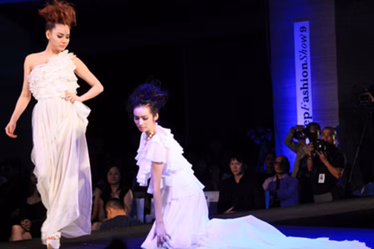 Rất may Trúc Diễm không bị thương sau cú ngã. Ảnh: Vietnamnet