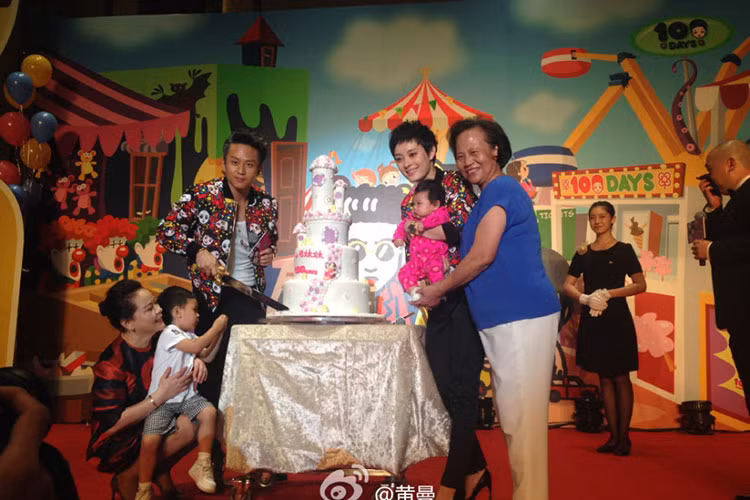 Tháng 11/2011, vợ chồng Tôn Lệ đón con trai đầu lòng Đẳng Đẳng. Tháng 5/2014, nữ diễn viên sinh bé thứ hai và lần này là một cô công chúa. Ảnh: Sina