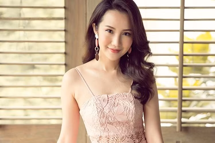 Bạn gái của thiếu gia Phan Thành ngày càng đẹp rạng rỡ.