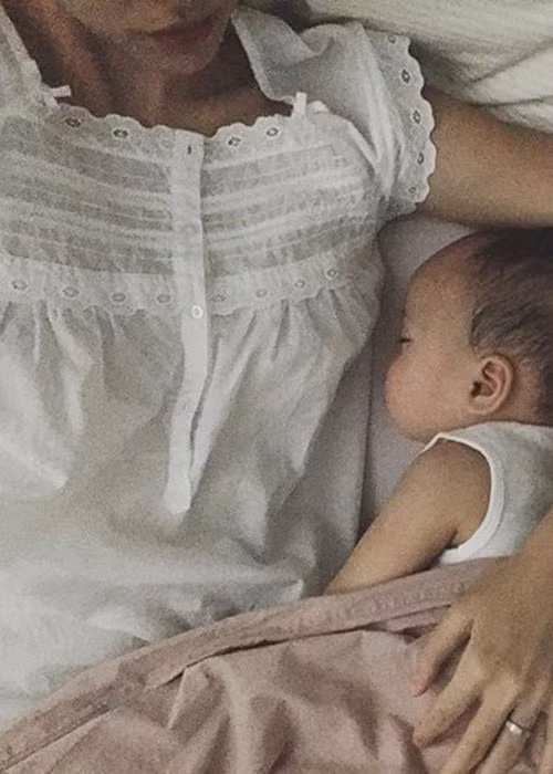 Tổ ấm của Hà Tăng thêm viên mãn khi nữ diễn viên hạ sinh con trai đầu lòng vào năm 2015.