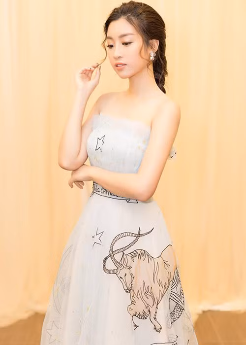 Nhưng ở những sự kiện về thời trang Hoa hậu Đỗ Mỹ Linh tự 'cởi trói' cho mình một chút để phù hợp với không gian thời trang và sáng tạo. Có những trang phục cô được khen mặc đẹp, có những bộ lại không nhưng người đẹp cho rằng, quan điểm trái chiều là điều sẽ giúp cô đúc rút kinh nghiệm cho những lần xuất hiện tiếp theo.