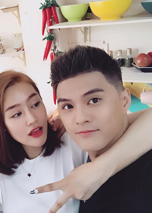 Trong khi Linh Chi liên tục khoe ảnh tình tứ của cả hai, Lâm Vinh Hải dường như kín tiếng hơn. Khi công khai yêu Linh Chi, Lâm Vinh Hải bị vợ cũ - Lý Phương Châu tố có mối quan hệ tình cảm với Linh Chi khi còn chưa ly hôn.