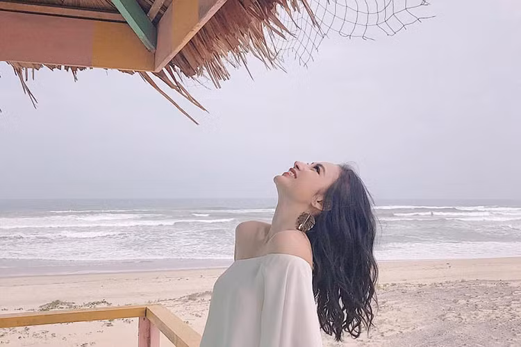 Angela Phương Trinh viết trên trang cá nhân: “Người lạ ơi, có thể cho Trinh mượn bờ vai”.