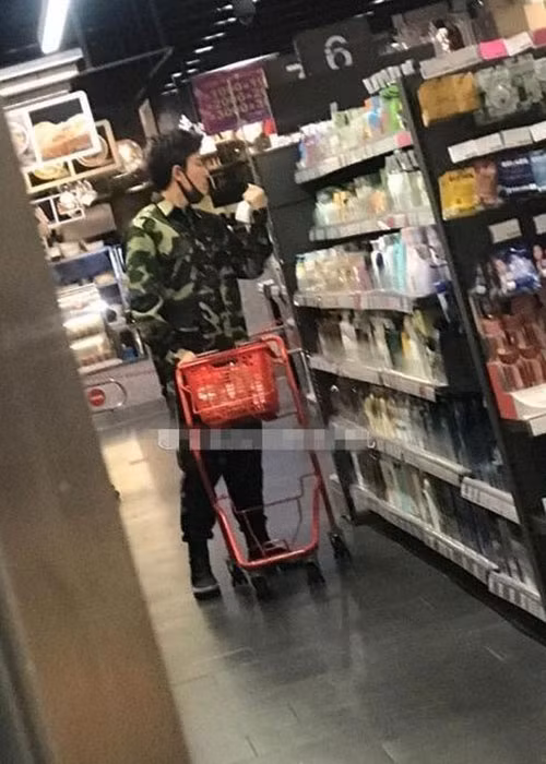 Khi scandal giữa Lý Tiểu Lộ và PGone xảy ra, Giả Nãi Lượng bày tỏ tin tưởng vợ. Tuy nhiên, một số fans bắt gặp anh có vẻ mặt khá buồn bã.