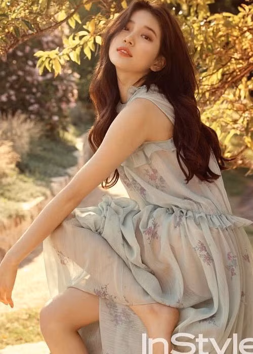 Cựu thành viên của nhóm nhạc Miss A luôn đắt show làm gương mặt đại diện và thường xuyên xuất hiện trên các tạp chí thời trang.