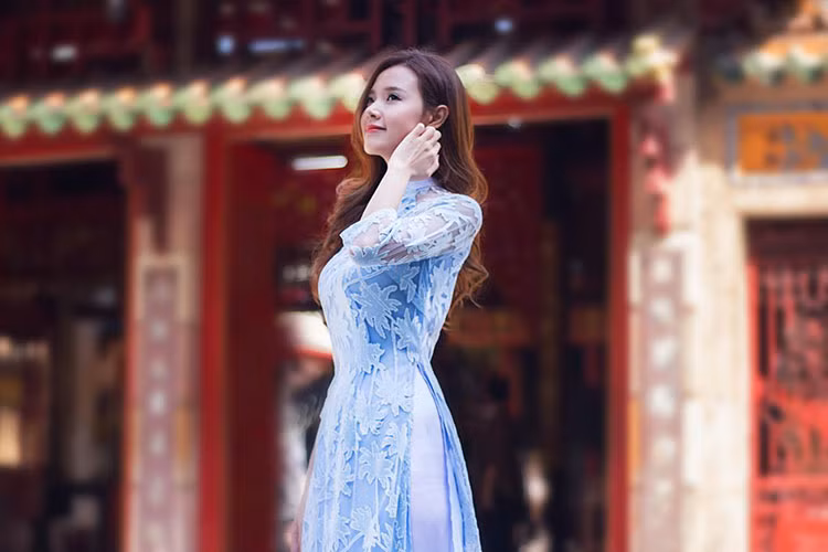 Midu khoe ảnh mặc áo dài đẹp không tỳ vết trên trang cá nhân.