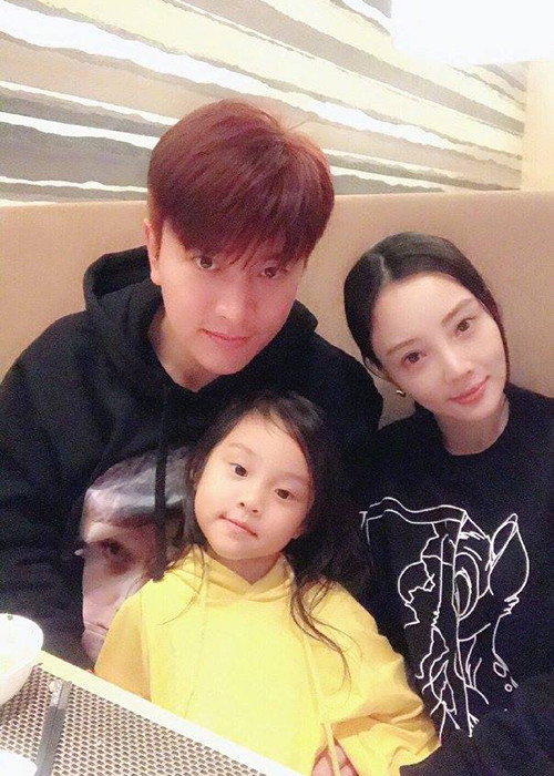 Gần đây, Lý Tiểu Lộ vướng scandal tình cảm với rapper PGone. Không ít khán giả tỏ ra lo lắng cho Vân Hinh khi ồn ào của Lý Tiểu Lộ khiến gia đình 2 bên suy sụp.