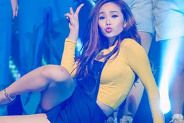 Để chữa thẹn, Minh Hằng lập tức tạo dáng đáng yêu. Ảnh: Thethaovanhoa