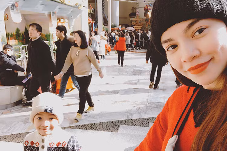 Hồ Ngọc Hà tâm sự: "Đây mới là điều mình quan tâm trong cuộc sống hiện tại. Danh vọng, tiền tài nó chỉ thoáng qua. Thành công được thì vui, không được thì hơi vất vả, thắng hôm nay rồi mai lại chẳng cần nữa. Sống thực tế, khiêm nhường và định hướng đúng từng thời điểm và mặc kệ những kiểu đả kích nói xéo nghiêng ngang dọc. Chớp mắt một cái những tham vọng đã kịp thành hình nhường lại cho những mỉm cười tủm tỉm, lớn rồi cần gì thắng thua quan trọng là vui hay buồn mà là người thân cơ. Chứ bản thân sao cũng được".