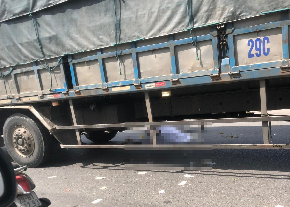 Ha Noi: O to tai va cham voi xe may, nguoi dan ong tu vong