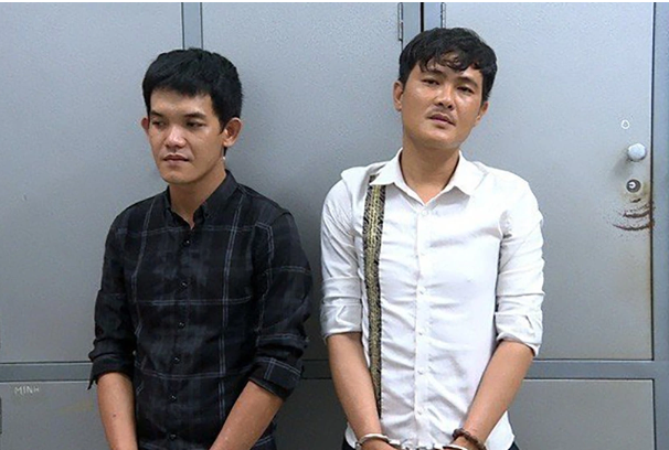  Đánh CSGT khi bị đo nồng độ cồn: Ngày 5/5, Công an huyện Đất Đỏ, tỉnh Bà Rịa - Vũng Tàu đã khởi tố bị can, bắt tạm giam Huỳnh Tấn Lộc (36 tuổi) và Huỳnh Thanh Minh (34 tuổi), cùng trú tại thị trấn Đất Đỏ, để điều tra về hành vi Chống người thi hành công vụ. Trước đó, Minh bị lập biên bản vì có nồng độ cồn nên đã gọi điện thoại cho anh họ là Huỳnh Tấn Lộc đến xin. Xin không được, Minh giật lại giấy tờ xe và đấm vào mặt một CSGT nhưng bị khống chế. Thấy vậy Huỳnh Tấn Lộc lấy dao từ túi quần ra đe dọa tổ tuần tra và yêu cầu thả Minh ra. Tuy vậy, một CSGT của tổ tuần tra đã bắn súng chỉ thiên và khống chế Lộc.