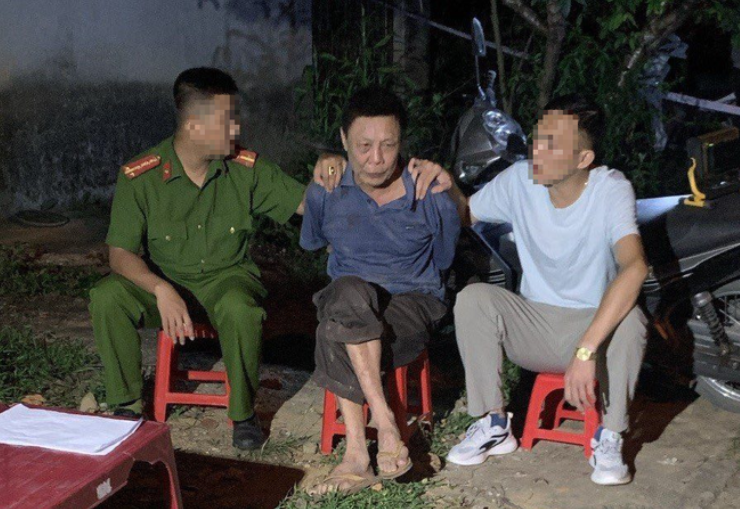  Vi phạm nồng độ cồn cầm dao đâm trọng thương CSGT: Tối 15/5, tại đường Chiến Thắng Phủ Thông, phường Nguyễn Thị Minh Khai, TP Bắc Kạn, Tổ công tác của Phòng CSGT Công an tỉnh Bắc Kạn làm nhiệm vụ tuần tra kiểm soát thì phát hiện ông Nguyễn Văn Minh (SN 1954, trú tại TP Bắc Kạn) đi xe máy có dấu hiệu đã sử dụng rượu, bia nên dừng xe kiểm tra. Qua kiểm tra, CSGT xác định nam tài xế xe máy vi phạm ở mức 0,943 mg/L khí thở. Khi tổ công tác thông báo về hành vi vi phạm của mình, ông Minh không hợp tác và bỏ đi ra ngoài. Tuy nhiên, ít phút sau, người đàn ông này quay lại vị trí Tổ công tác bất ngờ dùng dao đâm Thiếu tá D.X.K. khiến nạn nhân bị thương nặng.