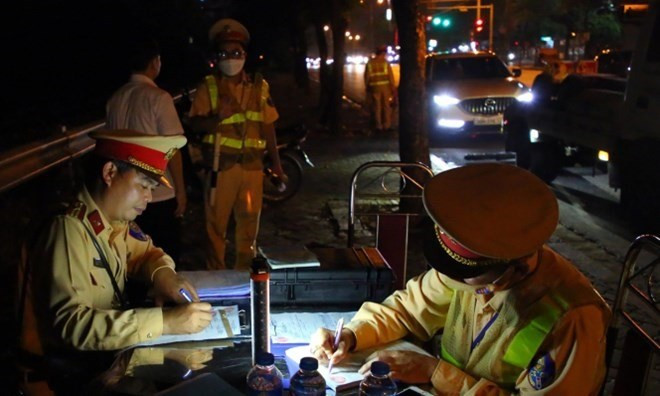  Chủ tịch phường chống đối đo nồng độ cồn: Tối 18/9, tổ công tác CSGT dừng ô tô BKS 30H-318.XX do ông Lê Hải Q điều khiển để kiểm tra, tuy nhiên, nam tài xế không chấp hành kiểm tra nồng độ cồn. Ông Q liên tục gọi CSGT không chấp nhận "cứu viện", vẫn lập biên bản vi phạm hành chính lỗi "không chấp hành kiểm tra nồng độ cồn". Ông Lê Hải Q là Chủ tịch UBND phường Trần Phú (quận Hoàng Mai, Hà Nội).