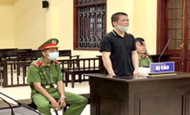 Ngày 24/6/2021, TAND tỉnh Yên Bái mở phiên tòa xét xử bị cáo Hà Văn Hoát phạm tội "Giết người", "Hiếp dâm" theo quy định tại Điều 123, Điều 141 (Bộ luật Hình sự 2015). Xét hành vi phạm tội của bị cáo là đặc biệt nghiêm trọng, xâm phạm đến quyền được bảo vệ tính mạng, danh dự nhân phẩm của công dân, gây mất trật tự, trị an ở địa phương, cần phải có một mức án nghiêm khắc nhất dành cho bị cáo. Sau khi nghị án, HĐXX đã tuyên phạt bị cáo Hoát 7 năm tù về tội "Hiếp dâm", tử hình về tội "Giết người", tổng hợp hình phạt chung là tử hình.