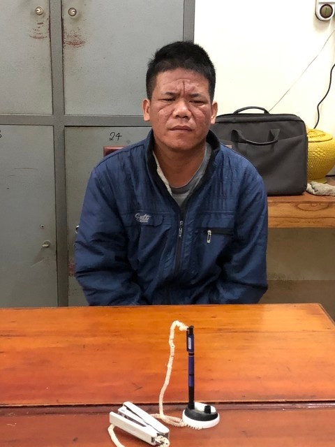 Đi được khoảng 1km, Hoát phát hiện chị Sùng Thị Trinh (17 tuổi) đi phía trước. Thấy đoạn đường vắng vẻ, dục vọng nổi lên, Hoát đuổi theo kéo tay chị Trinh xuống khu vực bụi rậm ven đường rồi đe dọa bắt nạn nhân cởi quần áo. Tiếp đó, Hoát dùng quần tất và áo ngực của chị Trinh trói 2 tay nạn nhân và thực hiện hành vi hiếp dâm. Sau khi đã thỏa mãn dục vọng, thấy chị Trinh khóc lóc, sợ sự việc bại lộ, Hoát lập tức dùng áo khoác siết cổ nạn nhân đến chết rồi lạnh lùng rời khỏi hiện trường. 