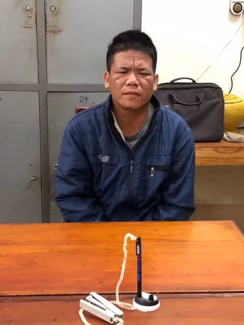 Đi được khoảng 1km, Hoát phát hiện chị Sùng Thị Trinh (17 tuổi) đi phía trước. Thấy đoạn đường vắng vẻ, dục vọng nổi lên, Hoát đuổi theo kéo tay chị Trinh xuống khu vực bụi rậm ven đường rồi đe dọa bắt nạn nhân cởi quần áo. Tiếp đó, Hoát dùng quần tất và áo ngực của chị Trinh trói 2 tay nạn nhân và thực hiện hành vi hiếp dâm. Sau khi đã thỏa mãn dục vọng, thấy chị Trinh khóc lóc, sợ sự việc bại lộ, Hoát lập tức dùng áo khoác siết cổ nạn nhân đến chết rồi lạnh lùng rời khỏi hiện trường. 