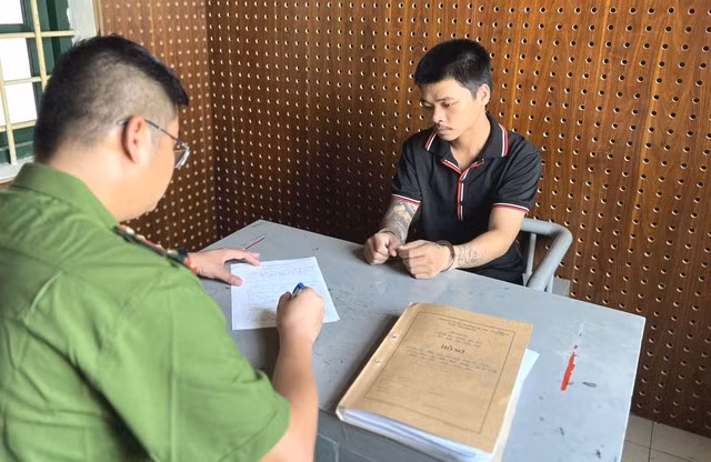 Bat doi tuong dot nhap nha dan, trom hon 200 trieu o Hung Yen