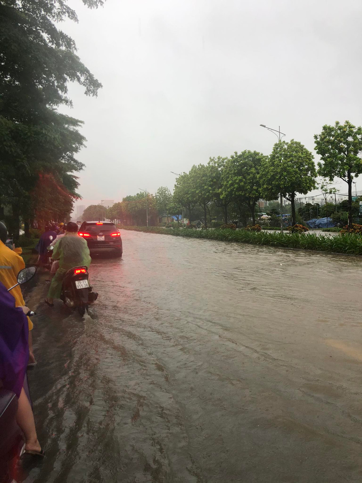 Cũng theo ghi nhận, tại khu vực Tân Triều xảy ra ngập sâu khiến nhiều người dân di chuyển chậm về phía trong của đường và không dám đi ra phía ngoài vì sợ chết máy.