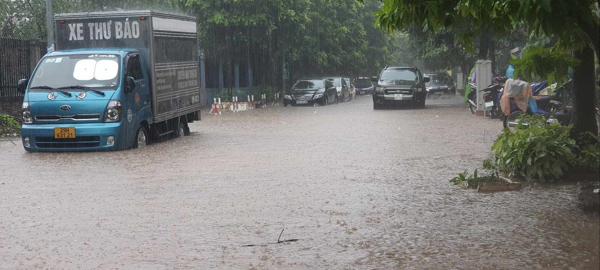 Nước ngập sâu hơn nửa bánh xe khiến nhiều chủ phương tiện không thể di chuyển. 