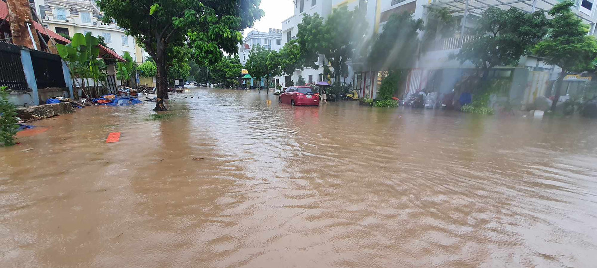 Cả tuyến đường bị ngập sâu trong biển nước.