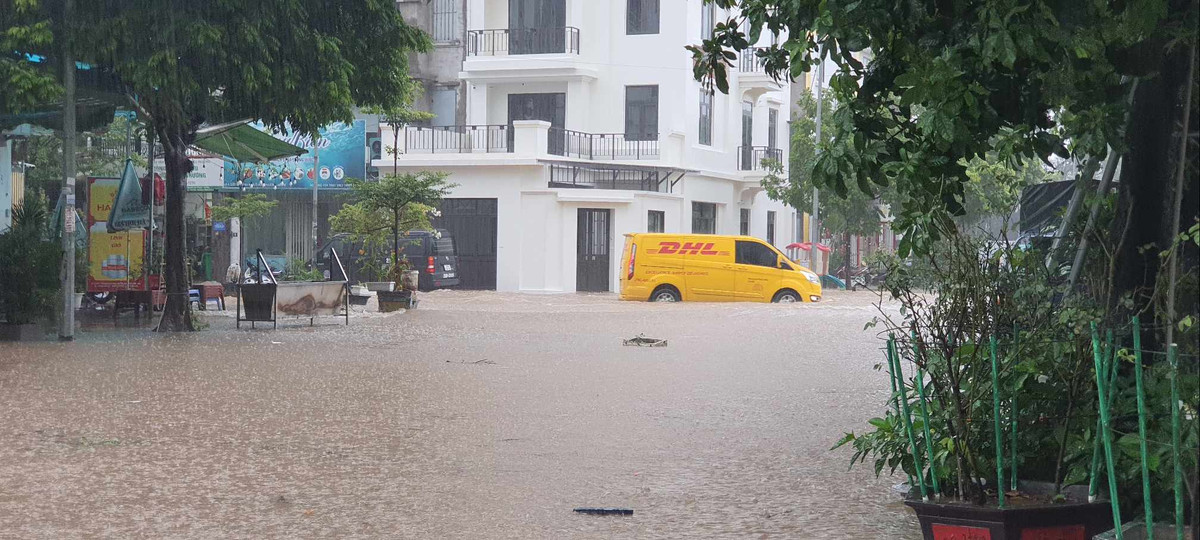 Do mưa lớn khiến tuyến đường trở thành sông.
