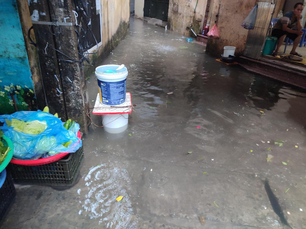 Một con ngõ ở khu vực Cầu Giấy, TP Hà Nội cũng bị ngập sâu do mưa lớn.