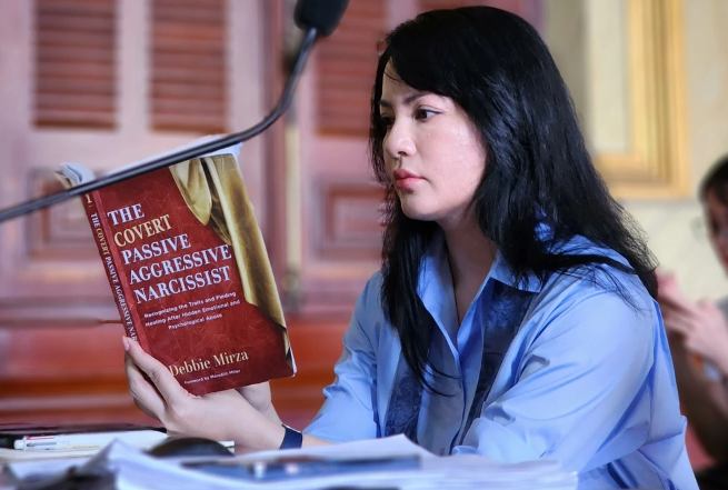 Đối với 13 biệt thự tại dự án Sea Links Golf &amp; County Club ở Phan Thiết (Bình Thuận), phía ông An cho rằng, từ năm 2012 đến 2014 bà Bê có nguyện vọng giao lại 5/13 căn biệt thự (bà đứng tên giúp con gái) cho ông An để giao lại cho hai con gái. Bà Bê có uỷ quyền cho ông An nhưng sau đó rút lại, tự bán. Về việc này Ngọc Thúy từng khởi kiện bà Bê ra TAND tỉnh Bình Thuận để đòi lại 5 biệt thự nhưng sau đó rút đơn, tòa đình chỉ xét xử. Theo nguyên đơn, trước phiên xử lần này ông An rút yêu cầu đòi 5 căn biệt thự trên vì "bà Bê thỏa thuận sẽ chuyển lại cho ông An nhưng không chuyển", nên tiếp tục đề nghị tòa buộc phía bị đơn trả.