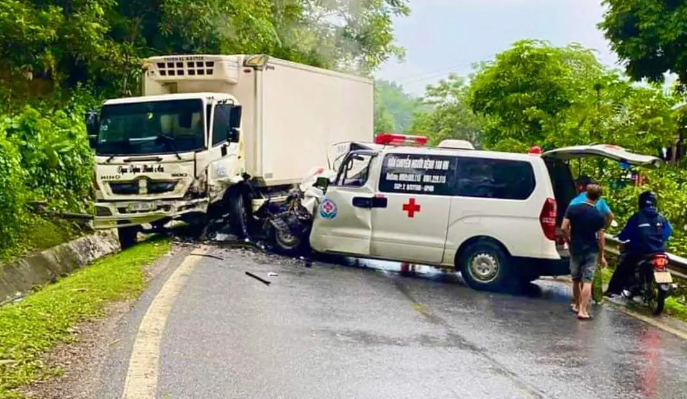 Bac Kan: Xe tai va cham xe cuu thuong, tren xe co 1 chau be da tu vong