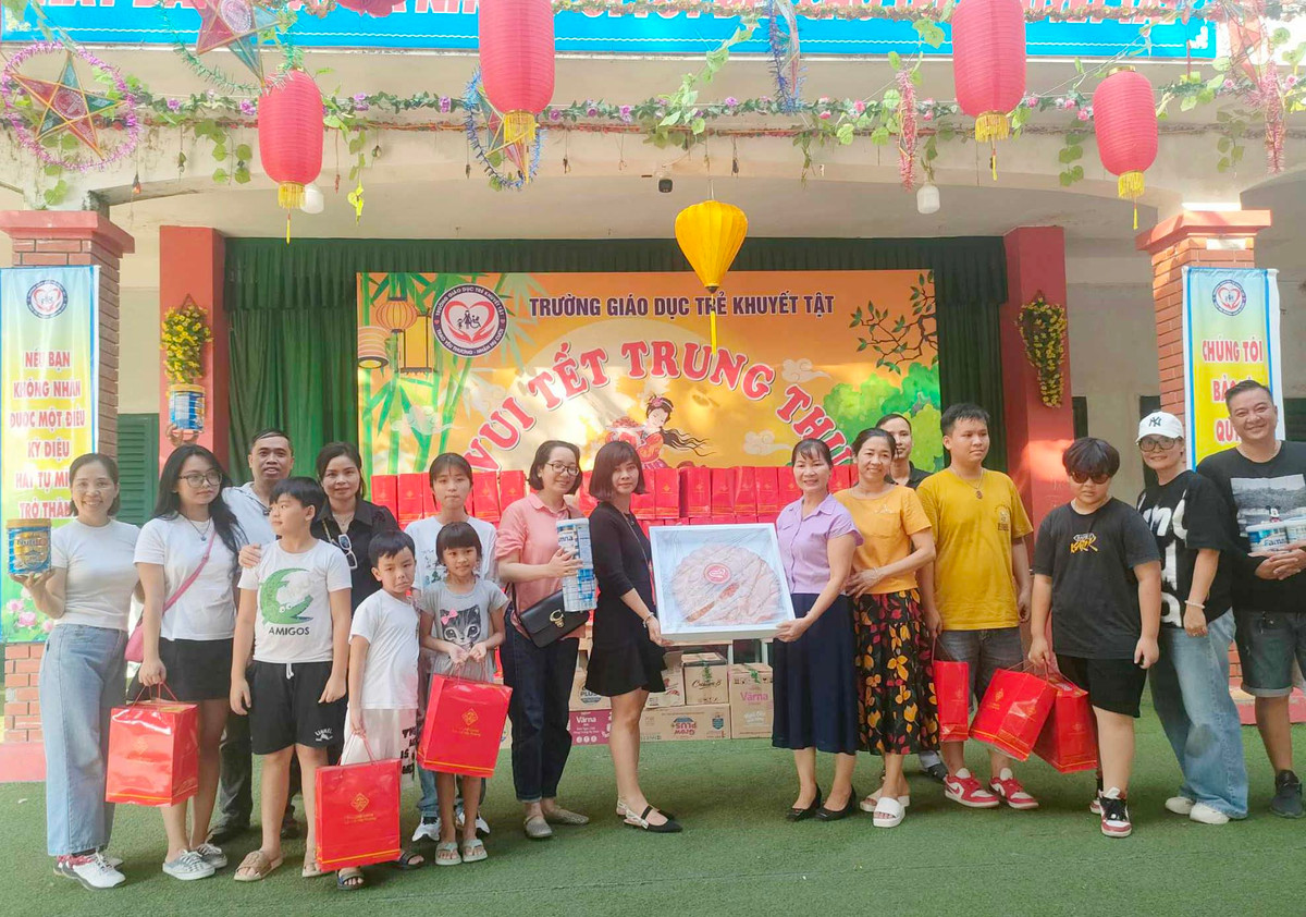 Bao Tri thuc va Cuoc song tang qua cho cac tre em truong khuyet tat