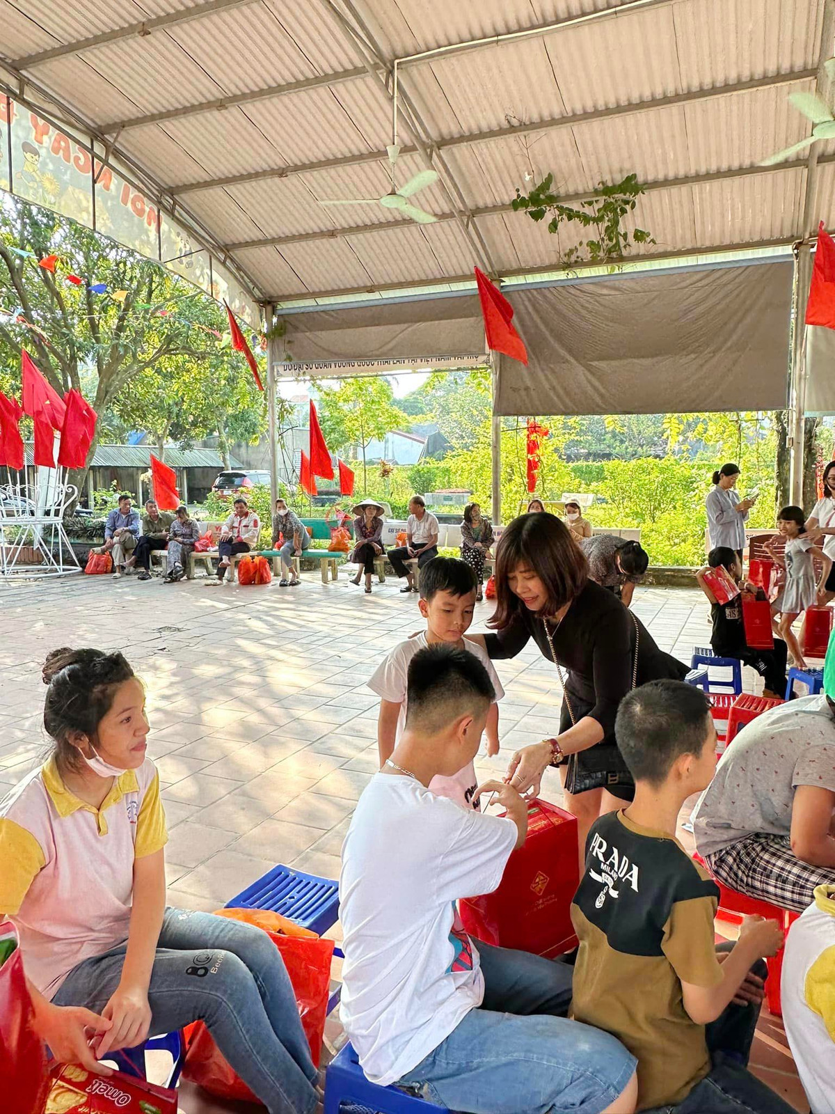 Bao Tri thuc va Cuoc song tang qua cho cac tre em truong khuyet tat-Hinh-3