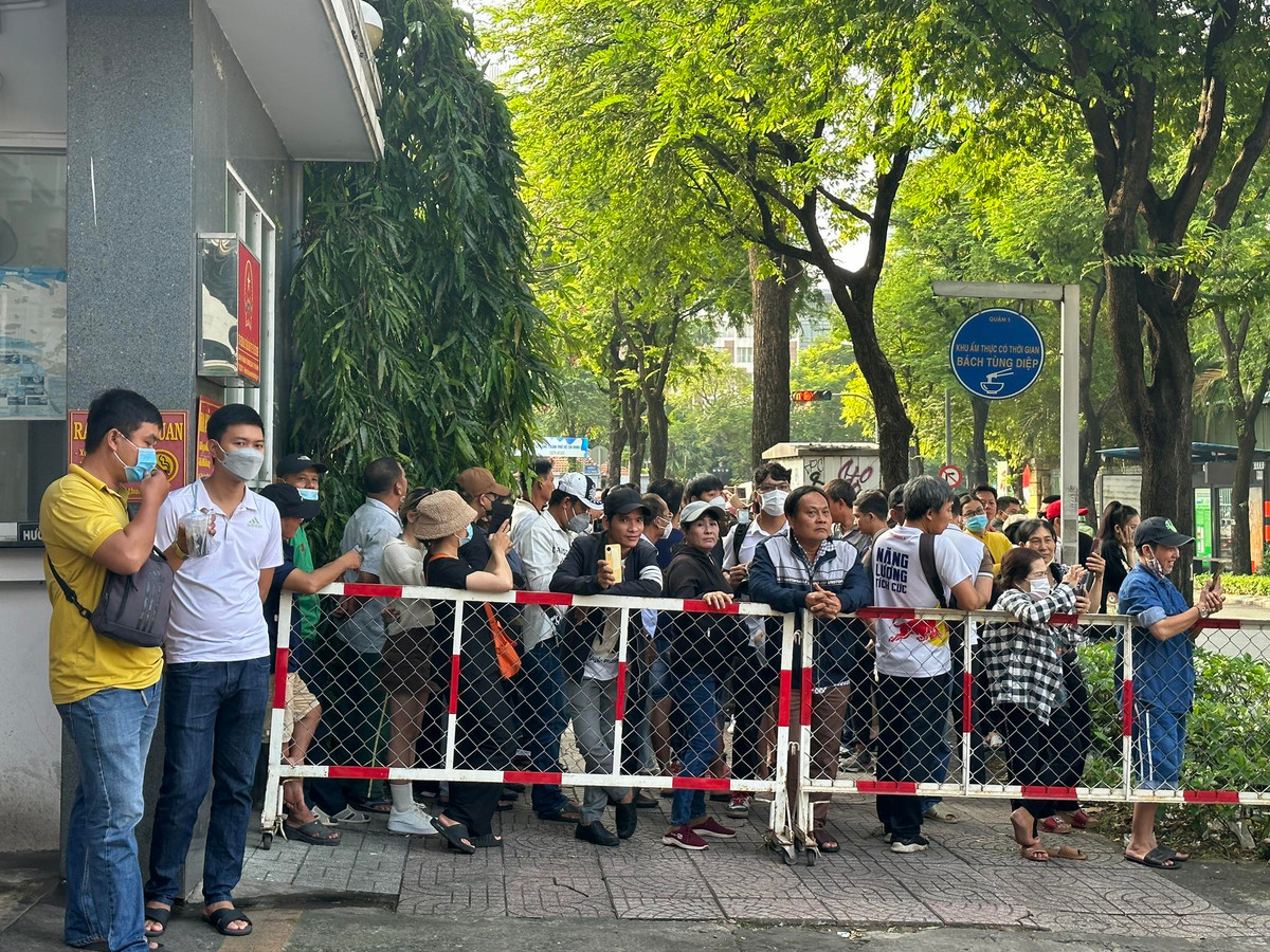 Từ sáng sớm, nhiều người dân đã tập trung trước cổng Tòa án Nhân dân TP HCM theo dõi phiên xử. 