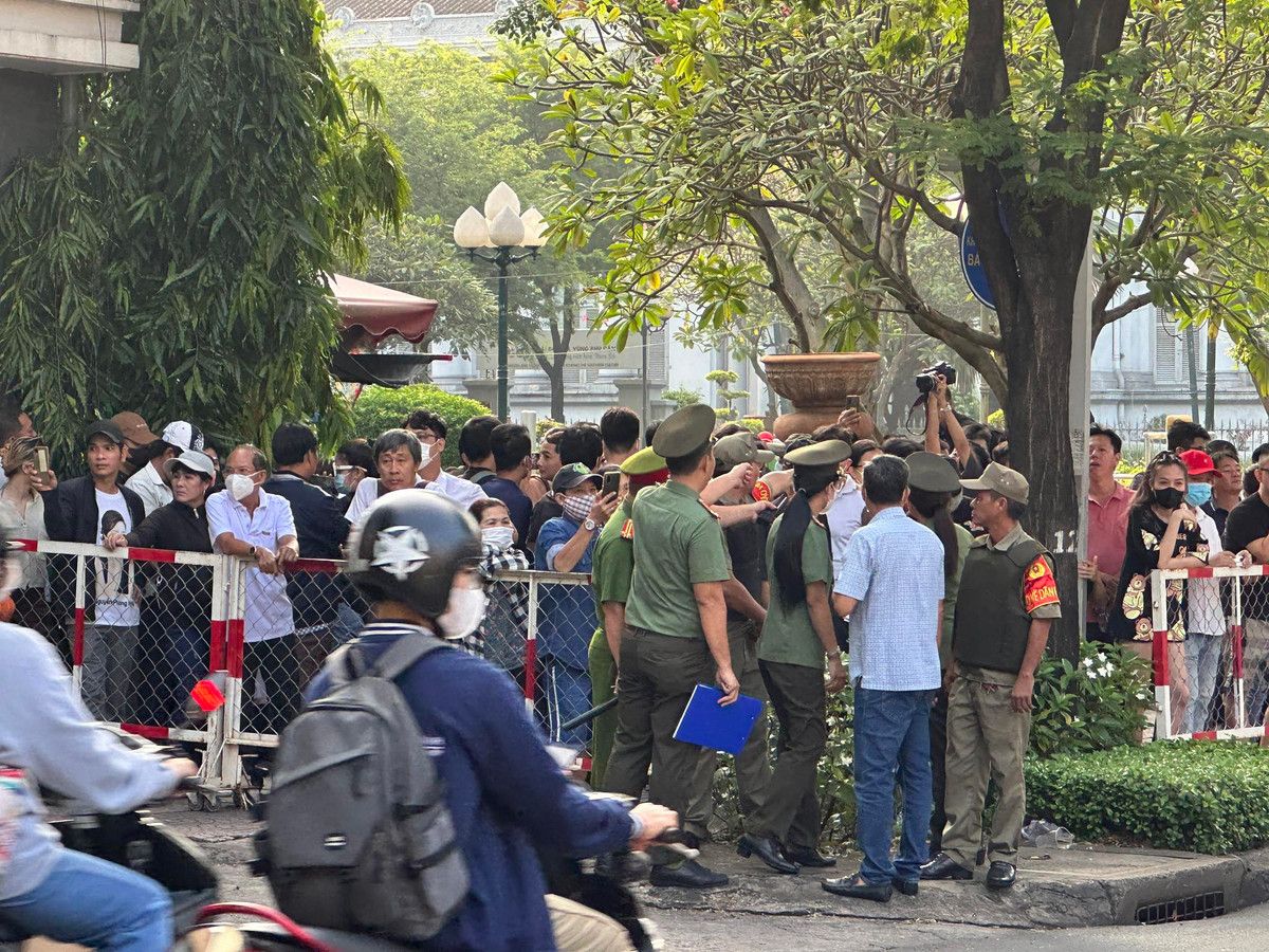 Nhiều Youtuber cũng có mặt trước tòa án TPHCM từ sớm để livestream (phát trực tiếp).