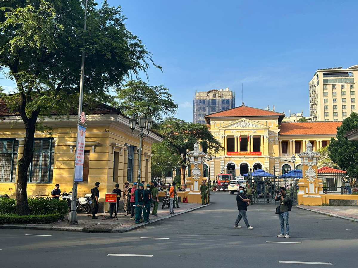 Sáng 21/9, Tòa án Nhân dân TP HCM mở phiên tòa xét xử bị cáo Nguyễn Phương Hằng (Tổng Giám đốc Công ty cổ phần Đại Nam) cùng 4 đồng phạm về tội “Lợi dụng các quyền tự do dân chủ xâm phạm lợi ích của Nhà nước, quyền, lợi ích hợp pháp của tổ chức, cá nhân”. 